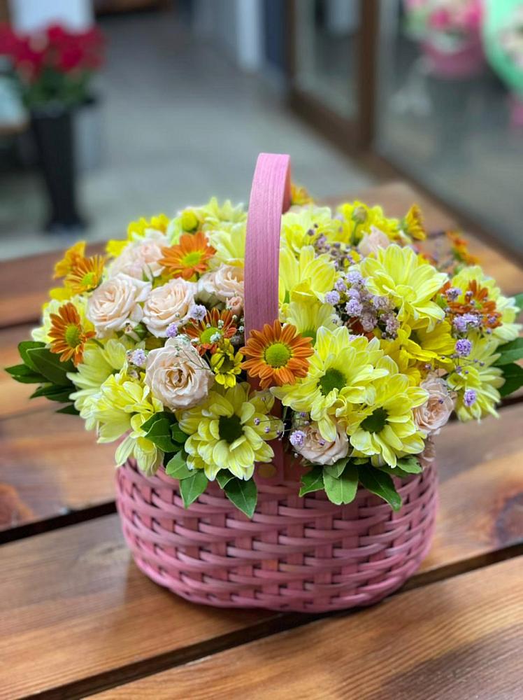 Цветочная композиция из Хризантемы и Розы в корзине в Заречье