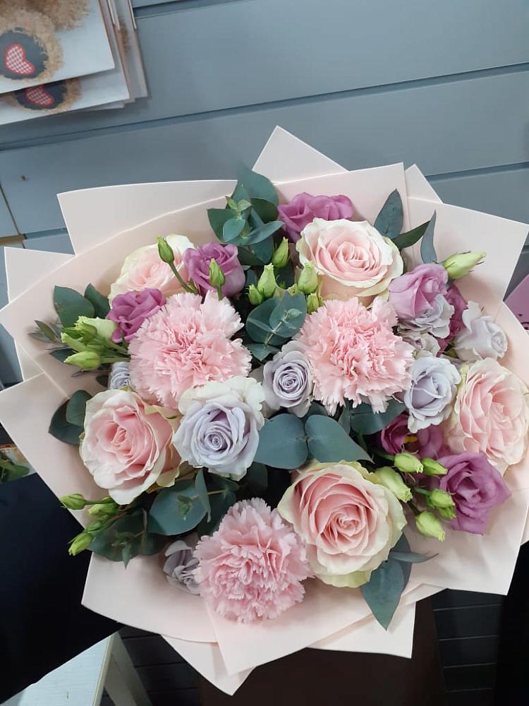 Букет цветов из: Розы, Гвоздики и Лизиантусы в Заречье